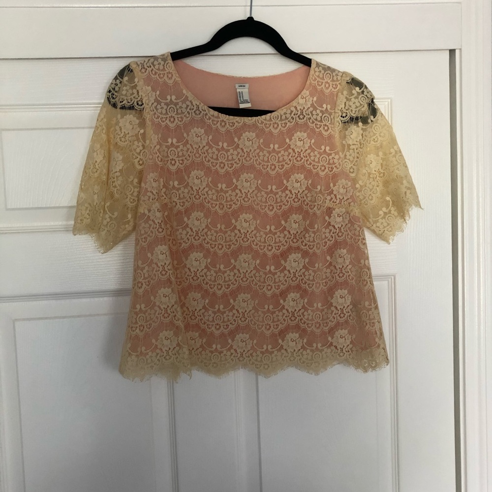 Women’s lace top. Medium